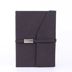 వ్యాపార సమావేశానికి పెన్తో నోట్బుక్