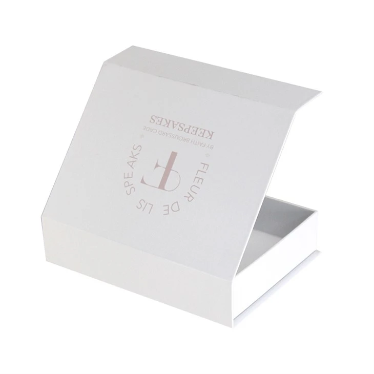 white gift boxes with magnetic lids (1)